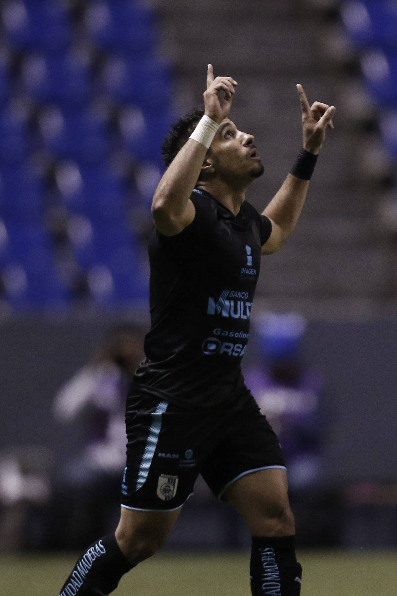 Camilo Sanvezzo anotó los dos goles del Querétaro en el empate ante el Puebla. 
