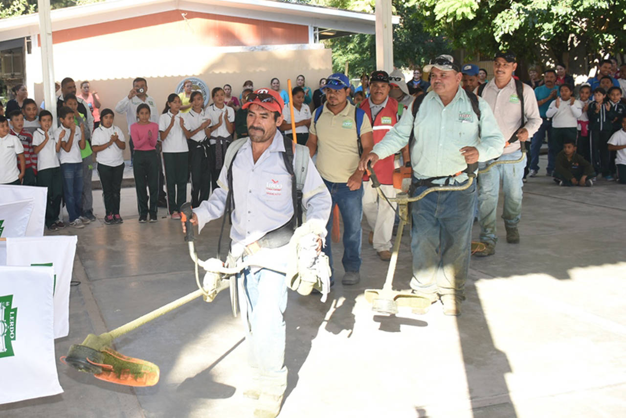 Escuela. Cuadrilla de trabajadores acuden a la primaria 15 de Noviembre en La Loma. (CORTESÍA)