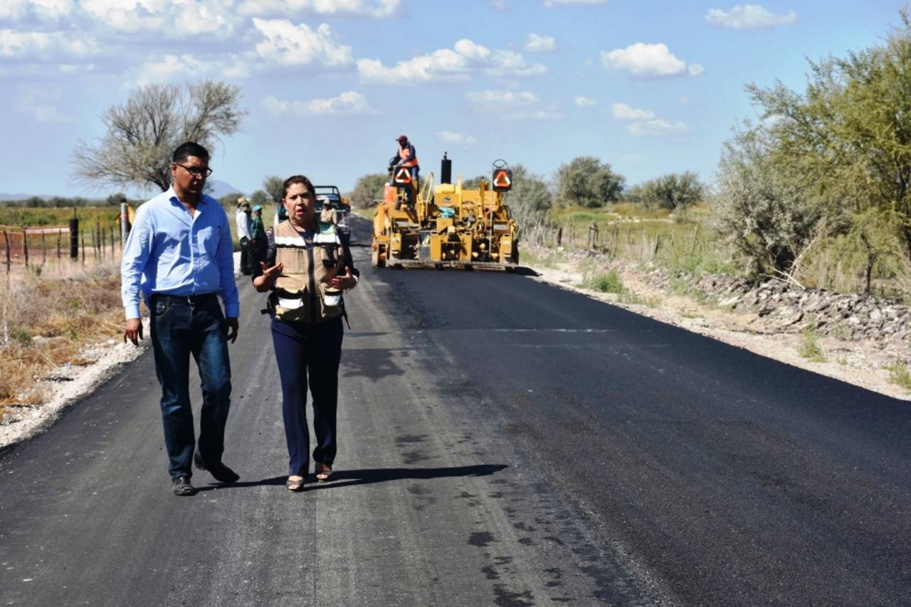 Pavimentación. La alcaldesa de Lerdo, realizó un recorrido de supervisión por la carretera Vicente Suárez, donde se pavimenta. (CORTESÍA)