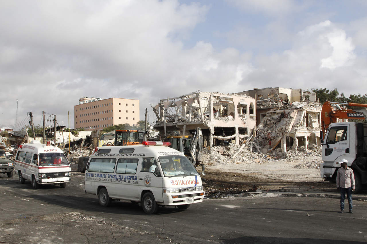 El ataque terrorista se registró ayer en Mogadiscio, capital de Somalia, donde se reportaron 300 muertos y cientos de heridos, de acuerdo con cifras preliminares. (AP)