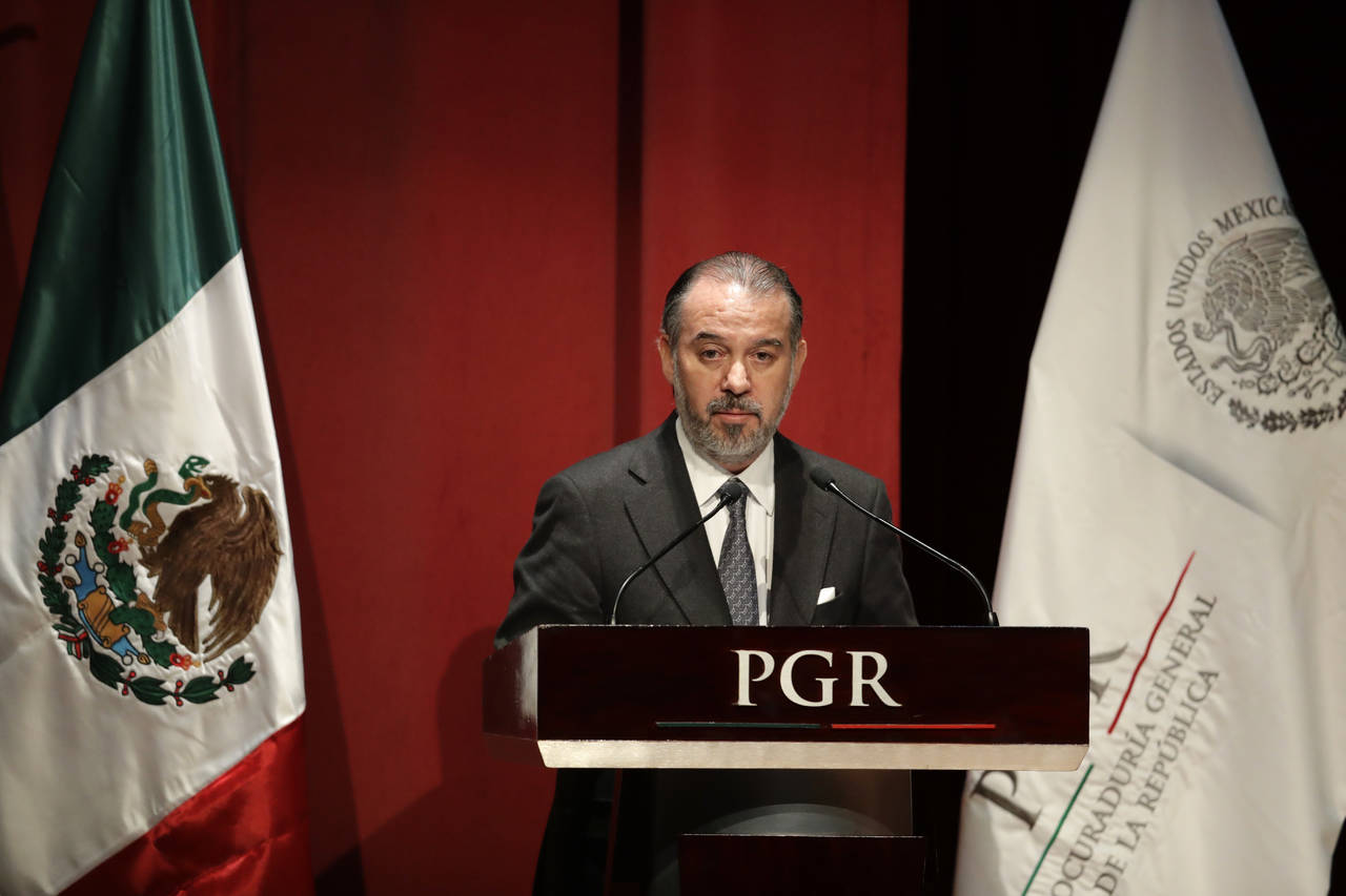 Se va. Raúl Cervantes anunció ayer su renuncia a la Procuraduría y acusó a varios políticos. (AP)