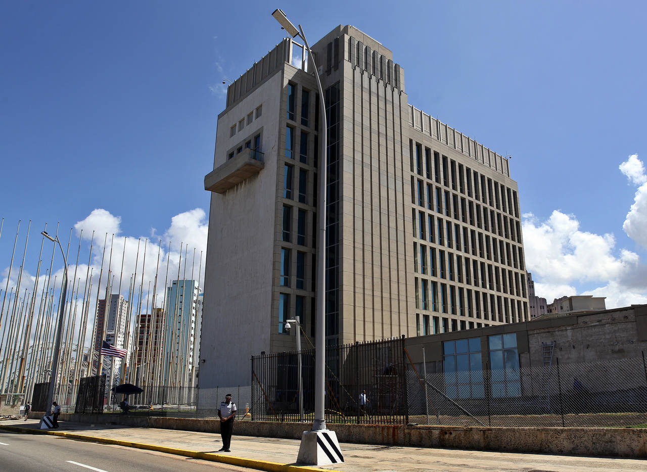 Embajada. Los supuestos ataques llevaron a Trump a retirar a más de la mitad del personal de EU de La Habana. (EFE)