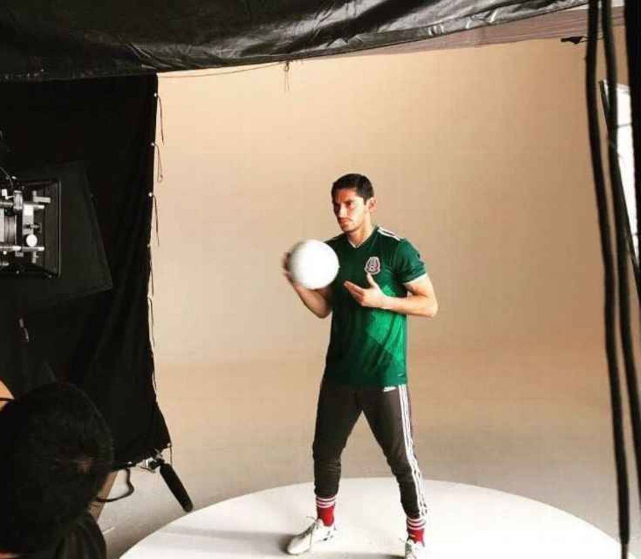 En su cuenta de Instagram, Jesús Corona publicó una foto con el posible nuevo jersey de la Selección Mexicana. (Especial)