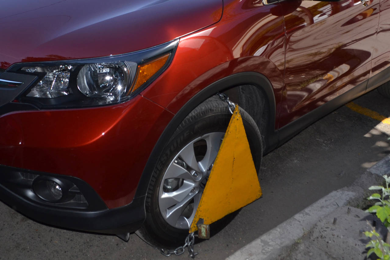 Garantía. Buscan que en lugar de colocar 'arañas' la placa del automóvil se quede en garantía por no pagar el estacionamiento. (ARCHIVO)