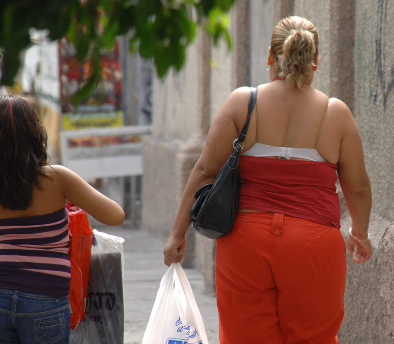 El 32 por ciento de los decesos por sobrepeso en mujeres se relaciona con diabetes e hipertensión arterial, frente a un 20 por ciento de la misma incidencia en varones. (ARCHIVO)