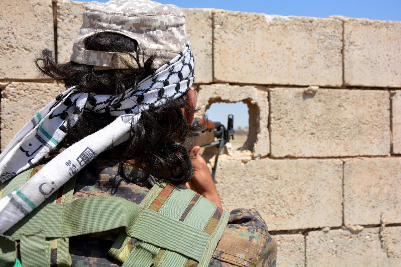 Las FDS, una alianza de milicias kurdas y árabes apoyada por Estados Unidos, tomaron hoy el control total de la ciudad de Al Raqa, capital del autoproclamado califato del Estado Islámico. (ARCHIVO)