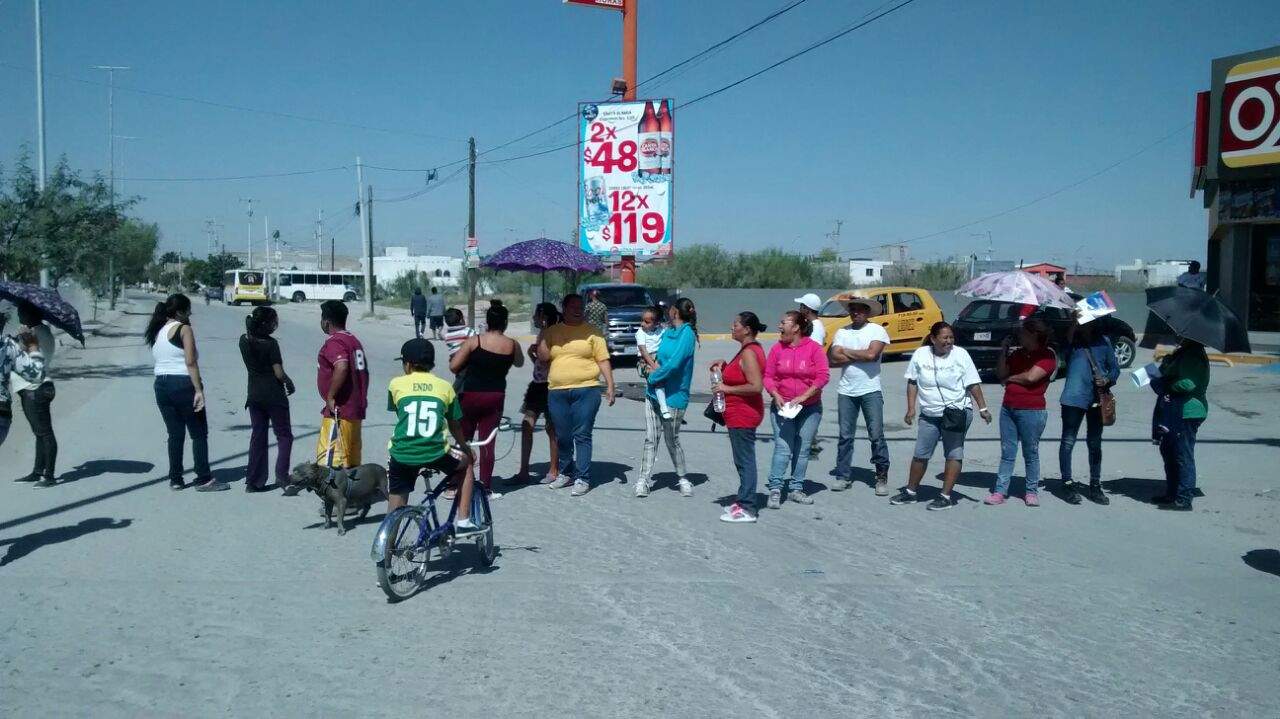 Vecinos de la colonia Zaragoza Sur de Torreón realizaron un bloqueo en el cruce de los bulevares Diagonal Las Fuentes y Laguna Sur. (EL SIGLO DE TORREÓN)
