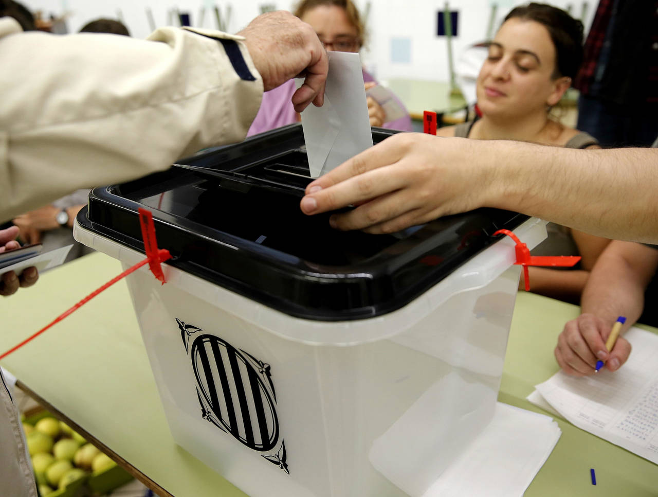 Sin valor. Para el Tribunal Constitucional, el referéndum catalán no tuvo validez. (AP)
