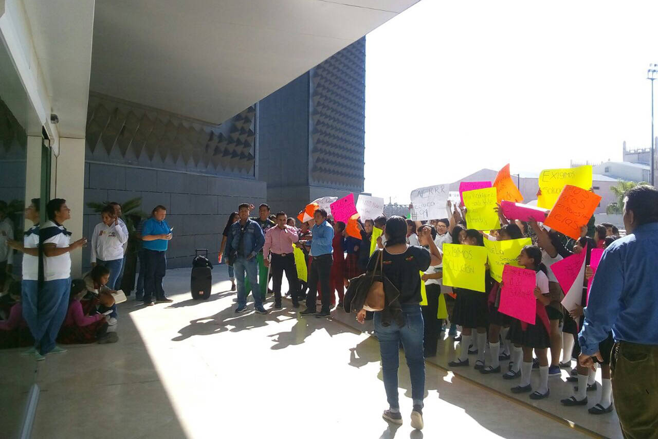Protesta. Estudiantes y maestros realizaron la manifestación al exterior de la presidencia municipal de esta ciudad. (EL SIGLO DE TORREÓN)
