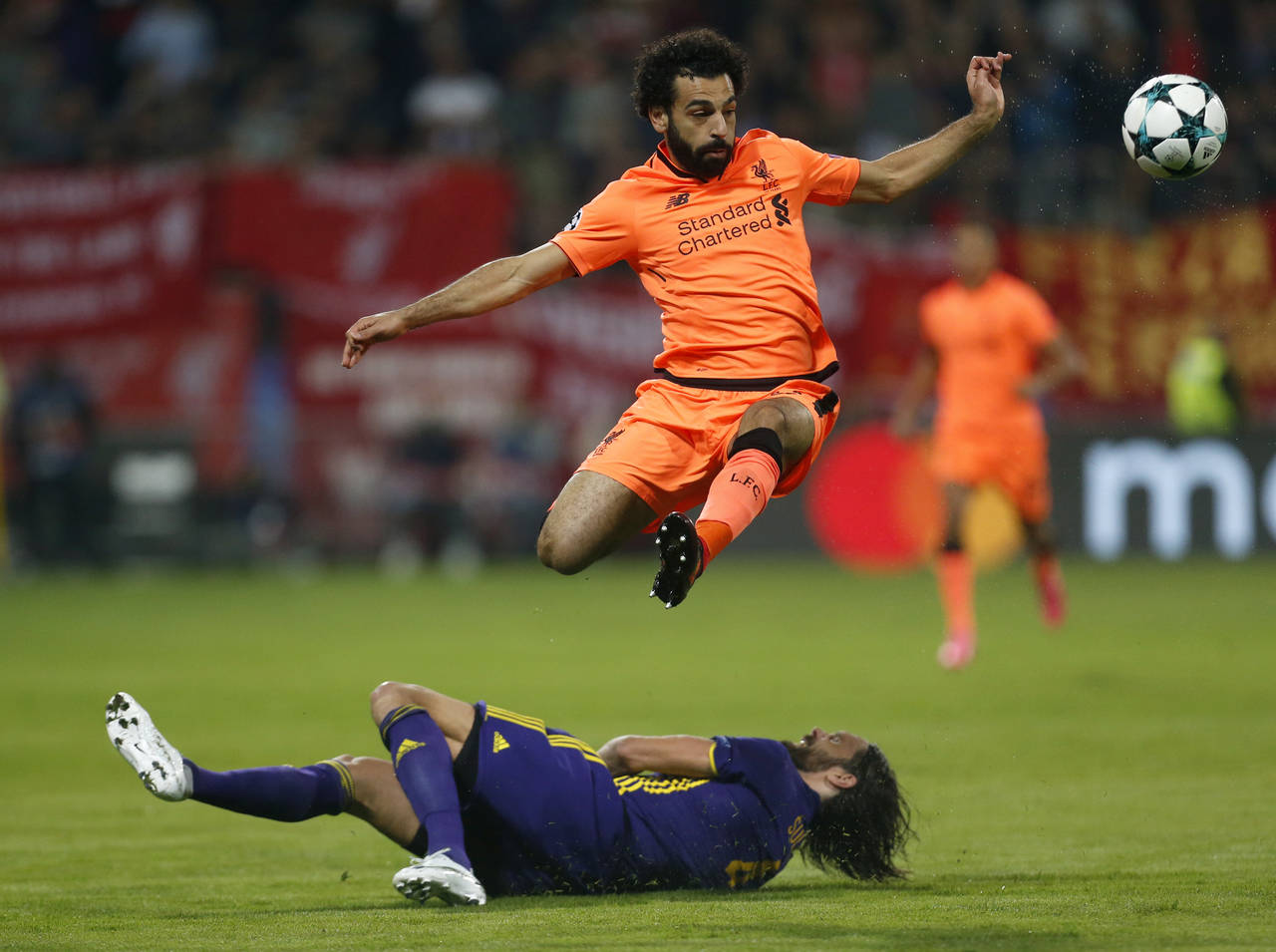 Mohamed Salah anotó dos tantos en la paliza del Liverpool. (AP)