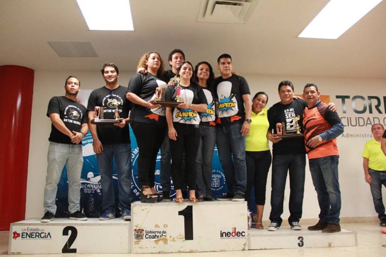 Los equipos ganadores de las posiciones de honor, recibieron sus trofeos en la Presidencia Municipal de Torreón durante la ceremonia. Premian a los mejores del serial de natación Másters