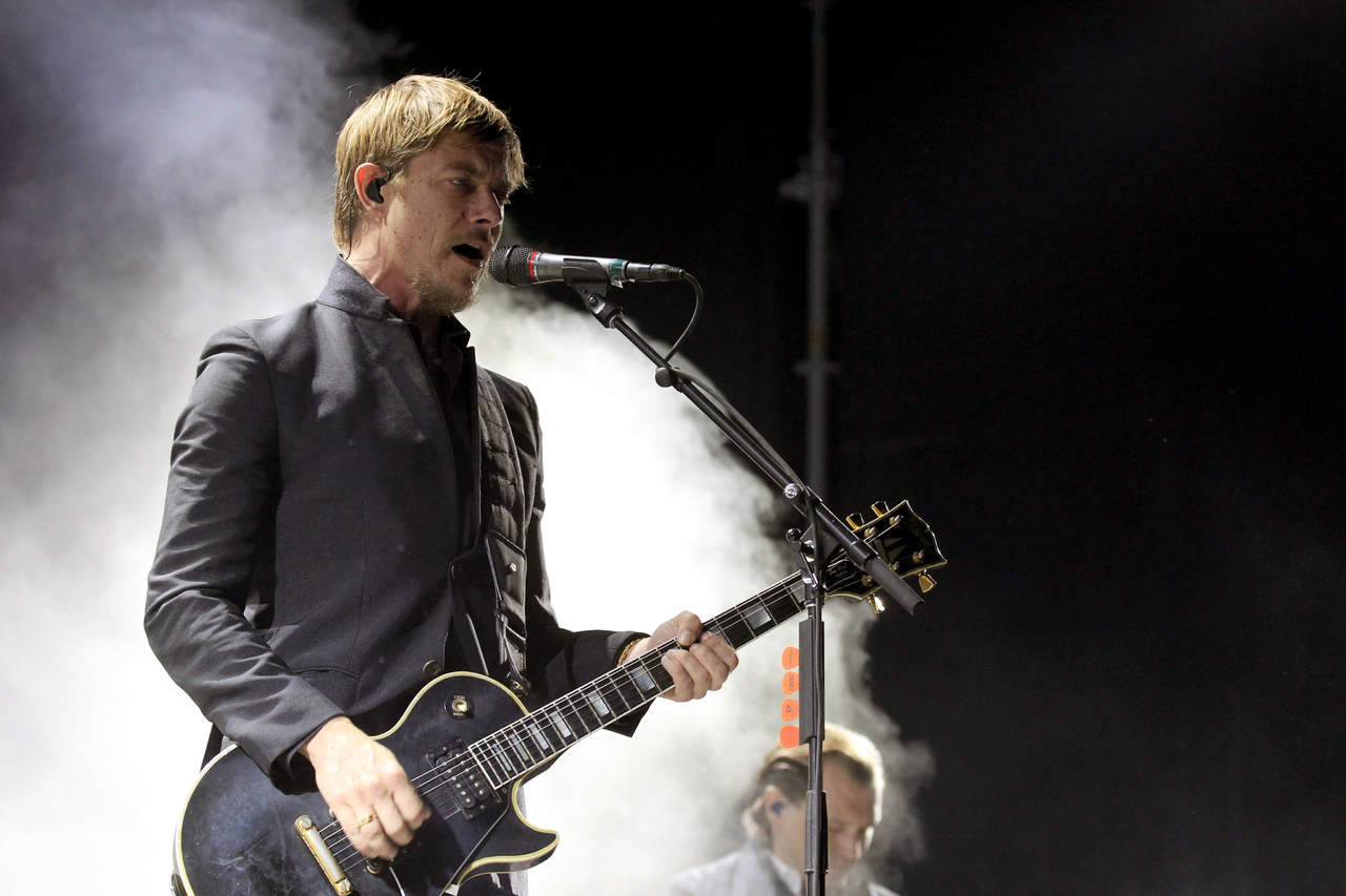 Su vocalista, Paul Banks, además de agradecer en español los aplausos entre canción y canción, dijo sentirse como en casa afirmando: 'México, yo les hablo en español'. (ARCHIVO)
