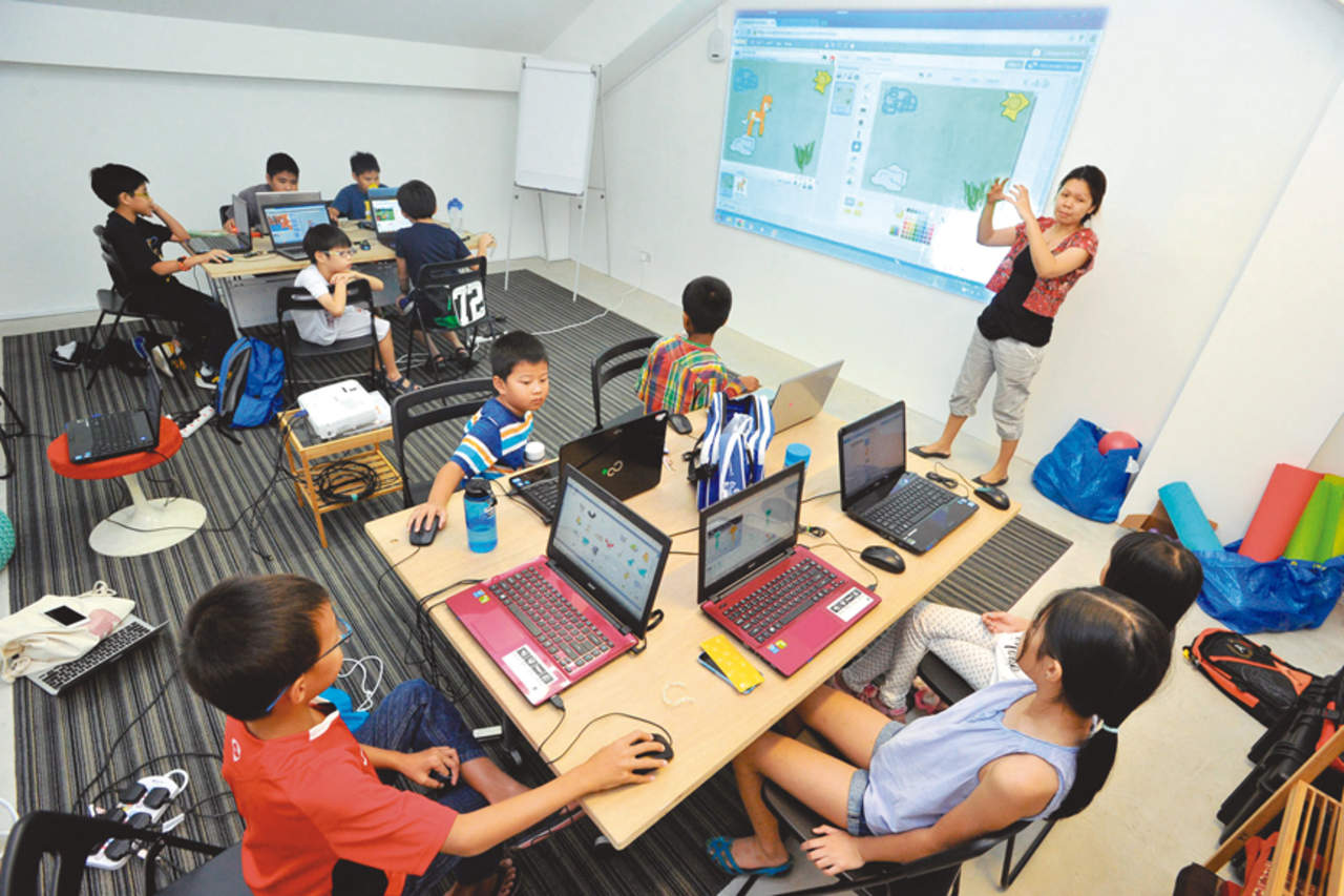 La demanda ha permitido a las escuelas impartir clases regulares de programación durante todo el año (Singapur). Foto: STL