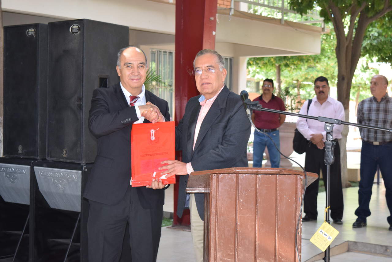 Por su parte el alcalde Raúl Onofre, presidente municipal dijo que son más de dos hectáreas las que finalmente se legalizaron en beneficio de los alumnos de la institución. (ARCHIVO)