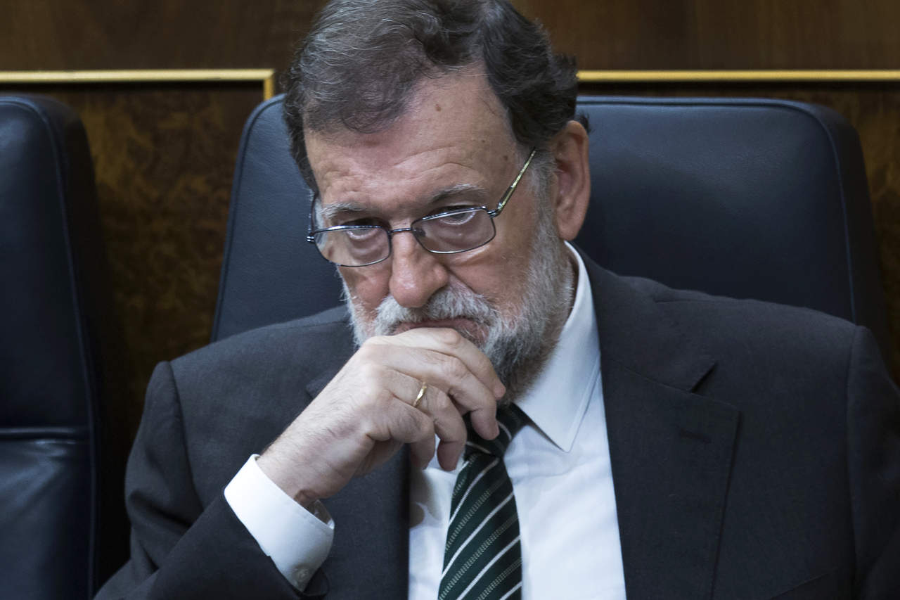 Fuentes del gobierno español difundieron este miércoles que la única posibilidad de que no se aplique la medida si el dirigente nacionalista no quiere responder, es que convoque a elecciones autonómicas. (AP)