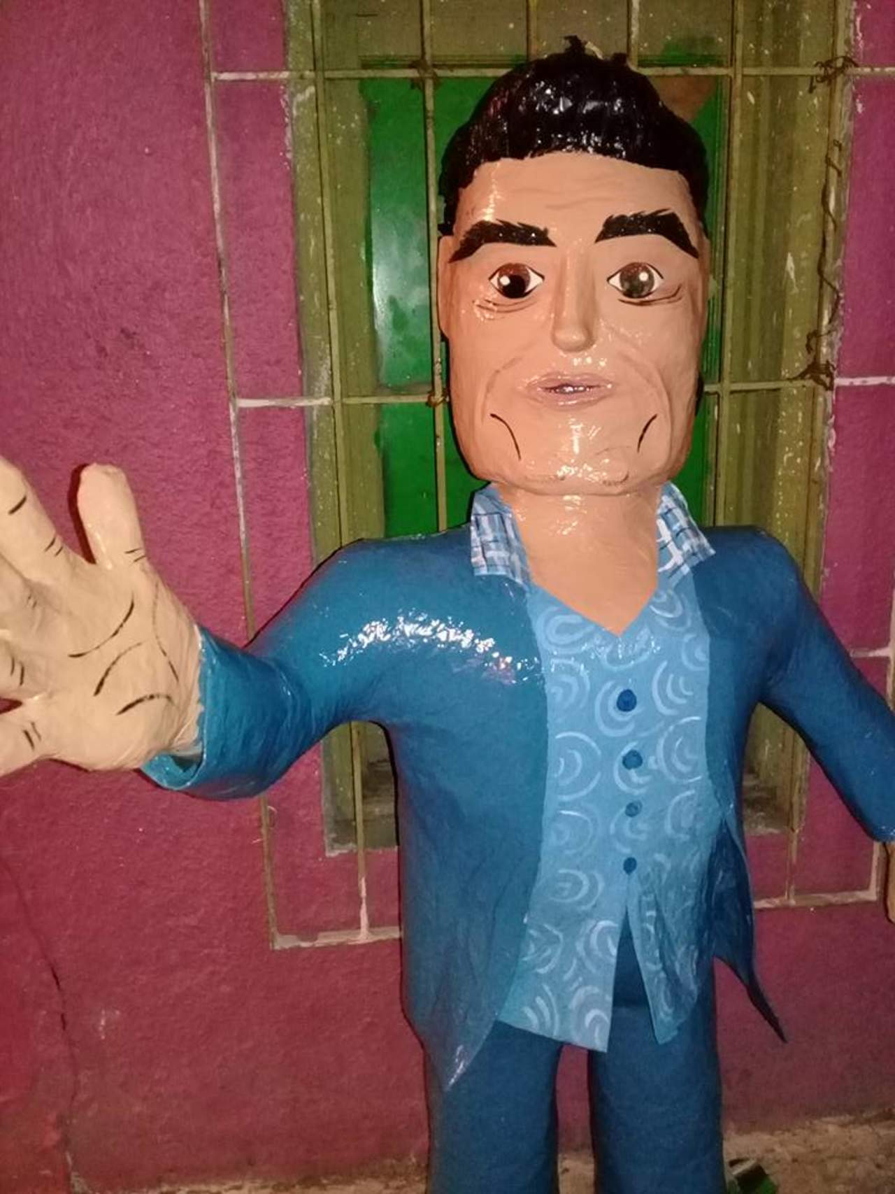 ‘Inmortalizan’ cachetada de Eduardo Yáñez en piñata