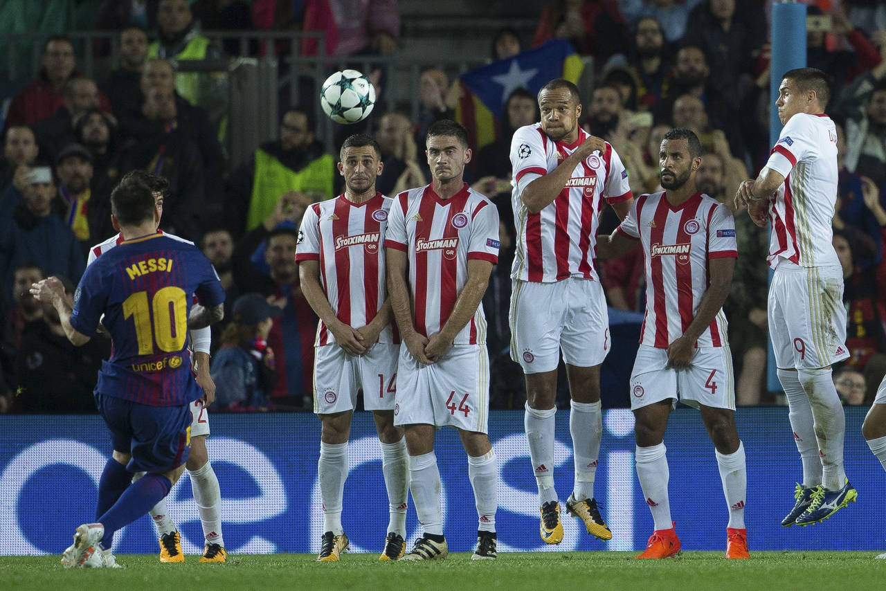 Lionel Messi marcó de tiro libre el segundo gol del Barcelona y su número 100 en torneos europeos. (EFE)