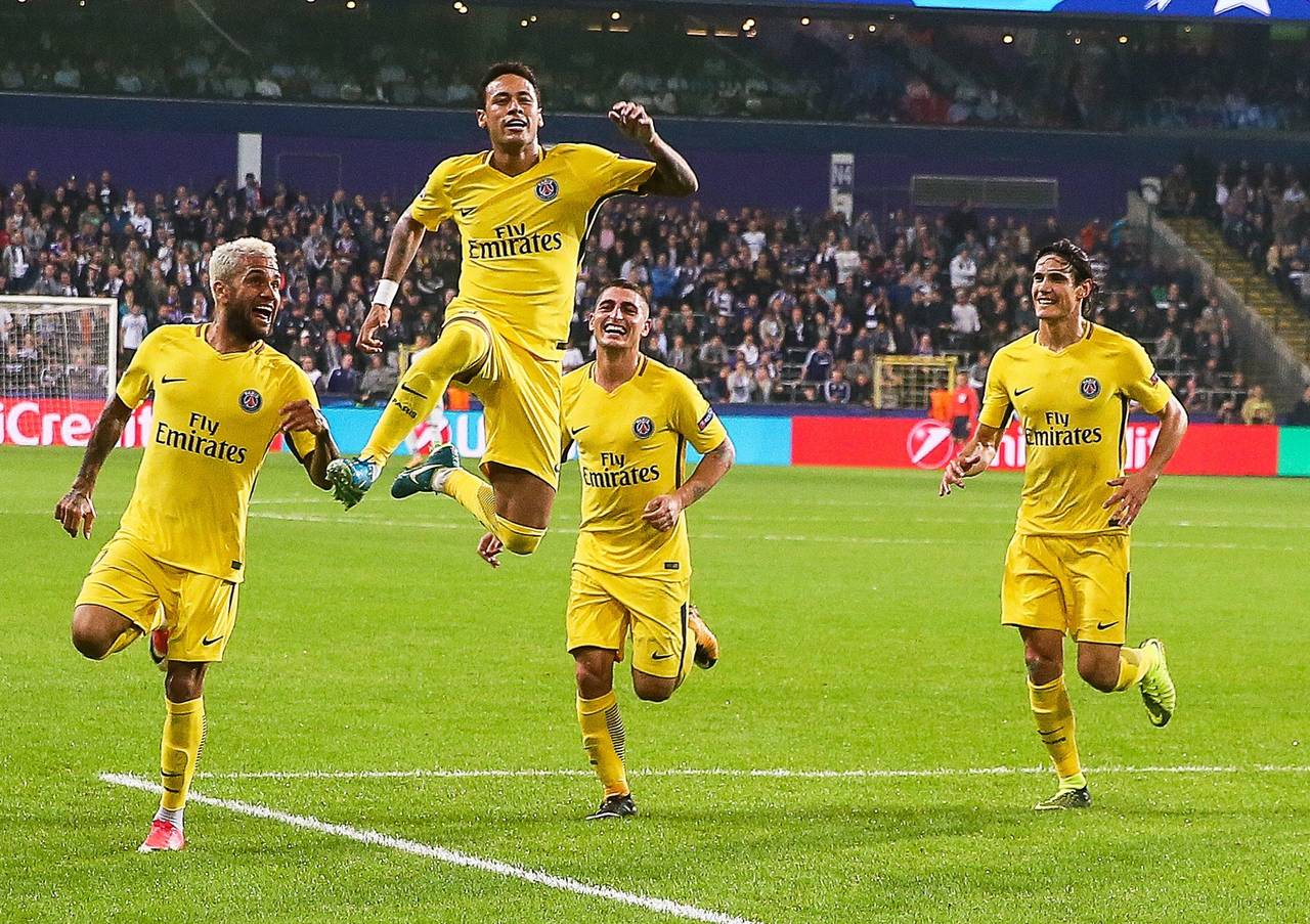 Neymar celebra luego de meter el tercer gol del PSG. (EFE)
