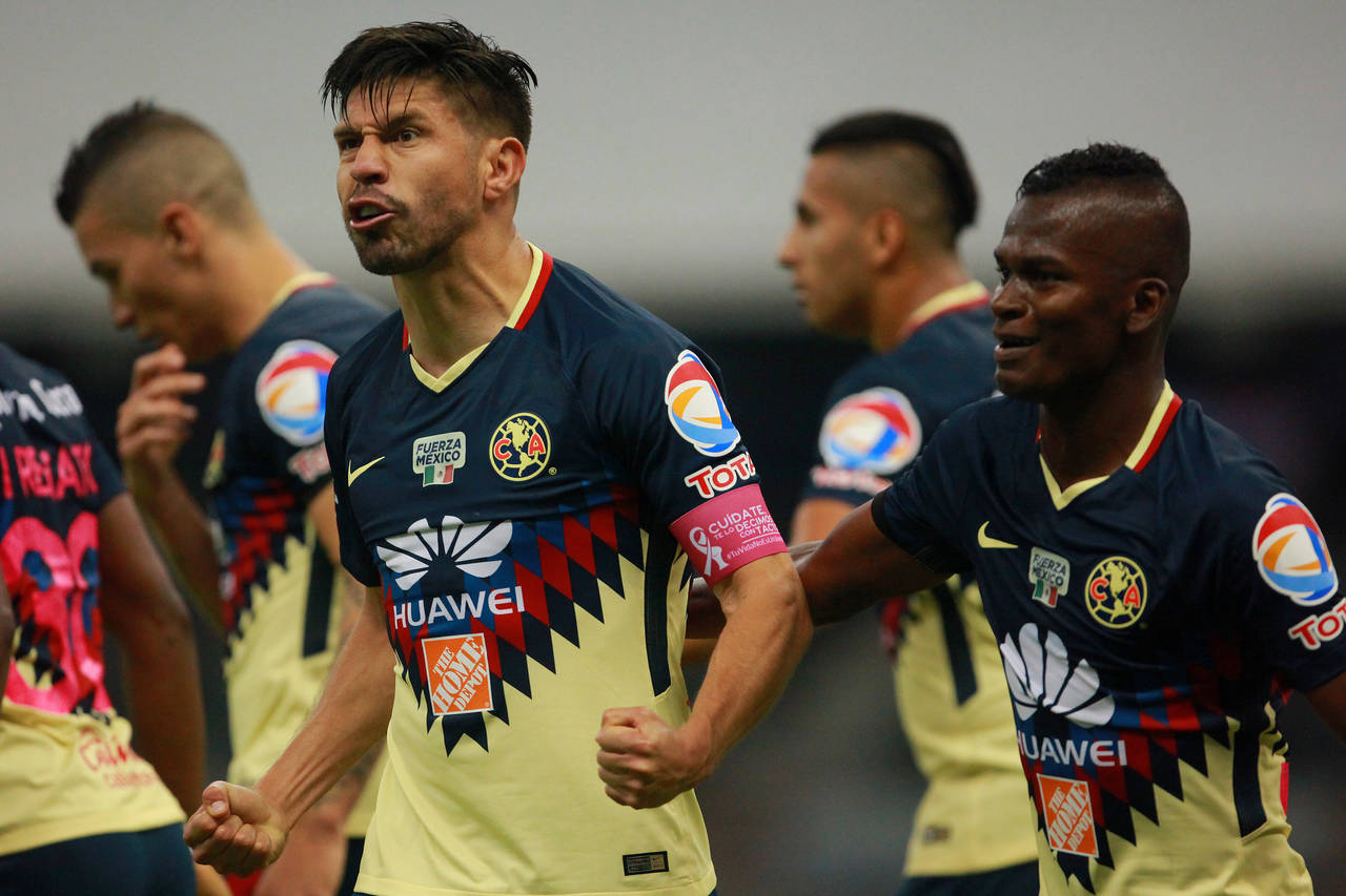 Oribe Peralta aprovechó un error del portero rival y marcó el tanto del empate a uno en el triunfo del América 2-1 contra las Chivas. América manda al fondo a las Chivas