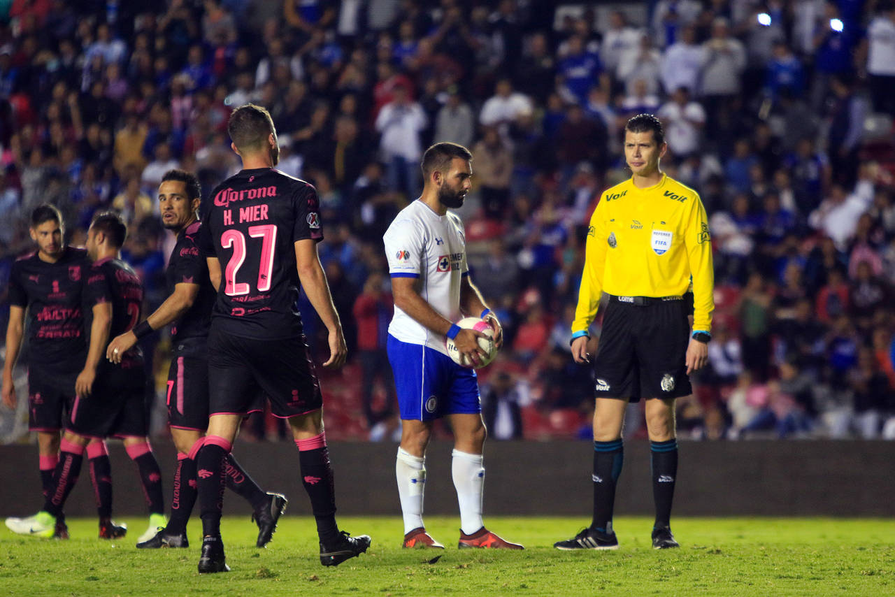 El árbitro Erick Yair Miranda (d) marcó tres penales a favor de Cruz Azul en el partido del martes. (Jam Media)