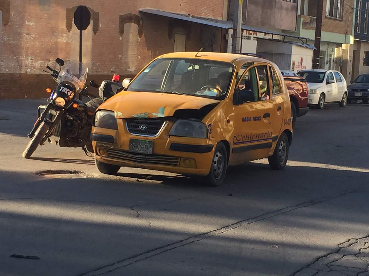 Los vehículos involucrados fueron el taxi Dodge Atos color amarillo, con placas de circulación 39-19 CUC del Estado de Coahuila, con número económico 11, el cual transitaba por la calle Rodríguez de norte a sur. (EL SIGLO DE TORREÓN)