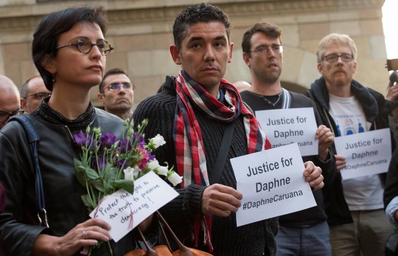 En memoria. Un grupo de periodistas participan en el minuto de silencio dedicado a la memoria de la periodista Daphne Caruana. (EFE)