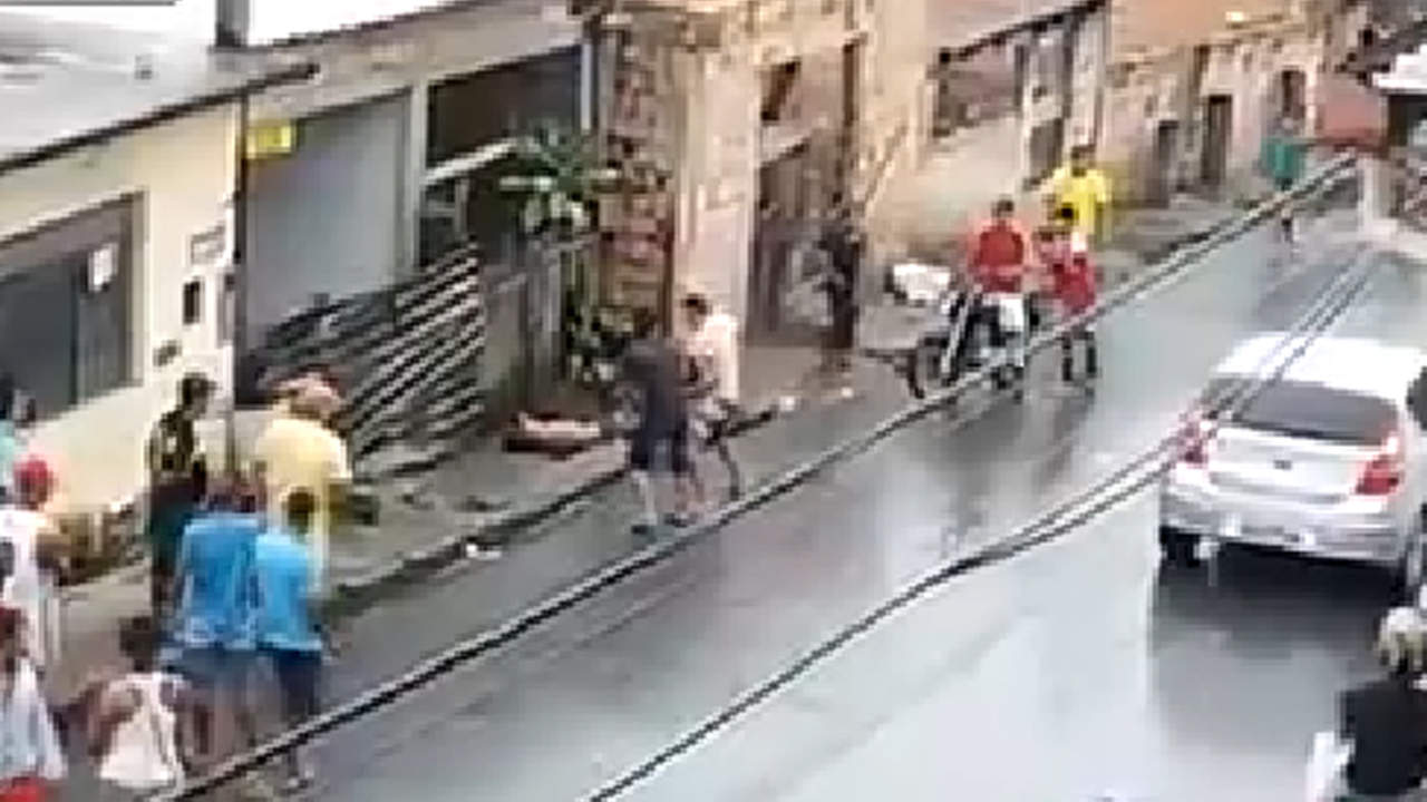 Joven da muerte a su padrastro en plena calle en Brasil