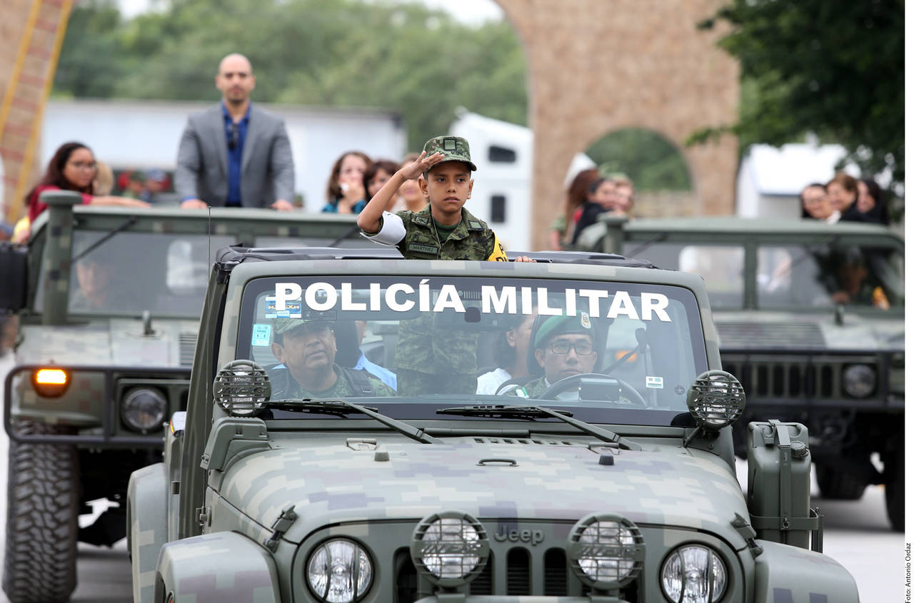 Pasión. Jesús Santiago subió a un vehículo militar, desde donde saludó a los soldados.