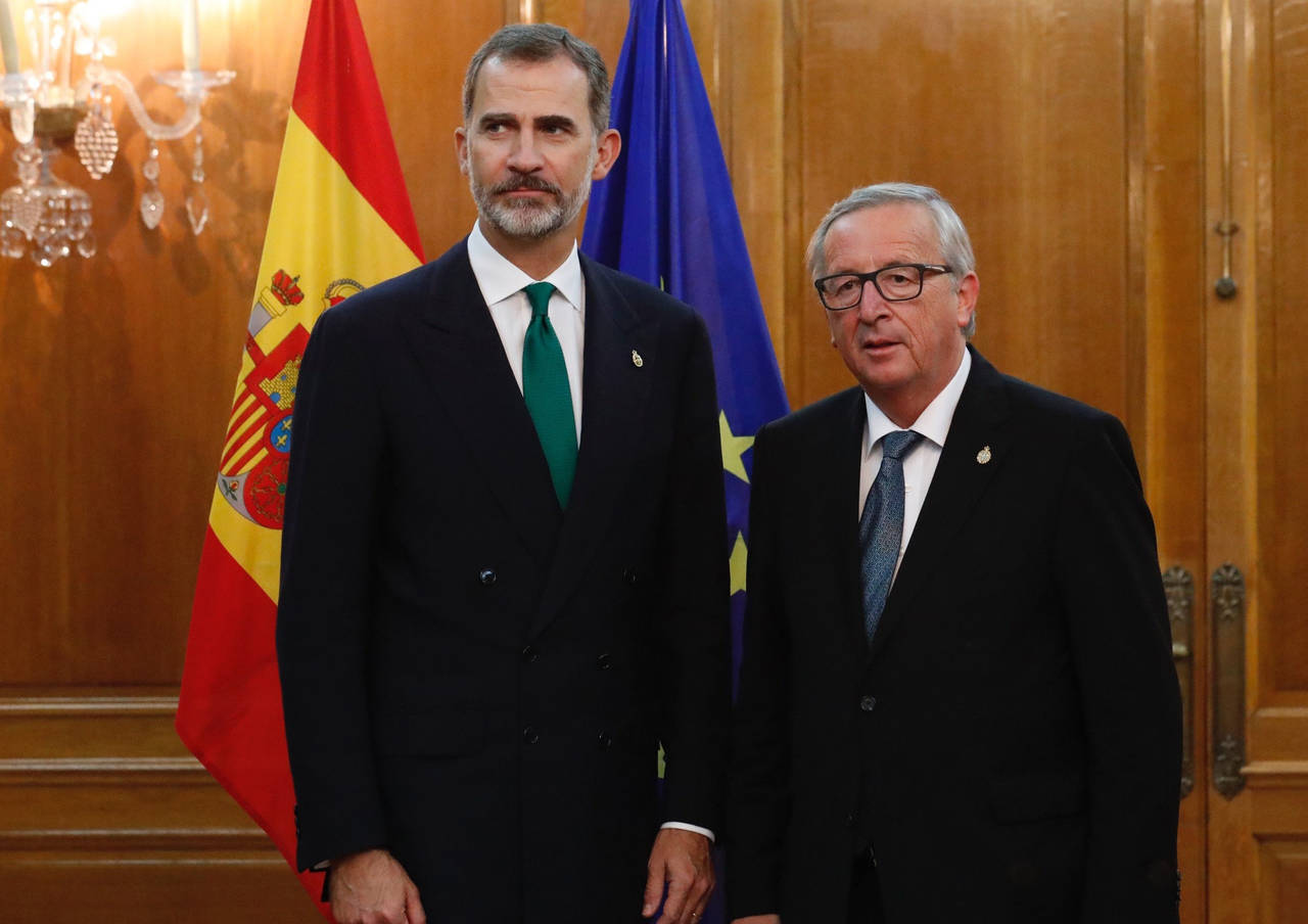 Unidad. El Rey Felipe VI y el presidente de la Comisión Europea (CE), Jean Claude Juncker (Der.), se reunieron ayer en Oviedo.