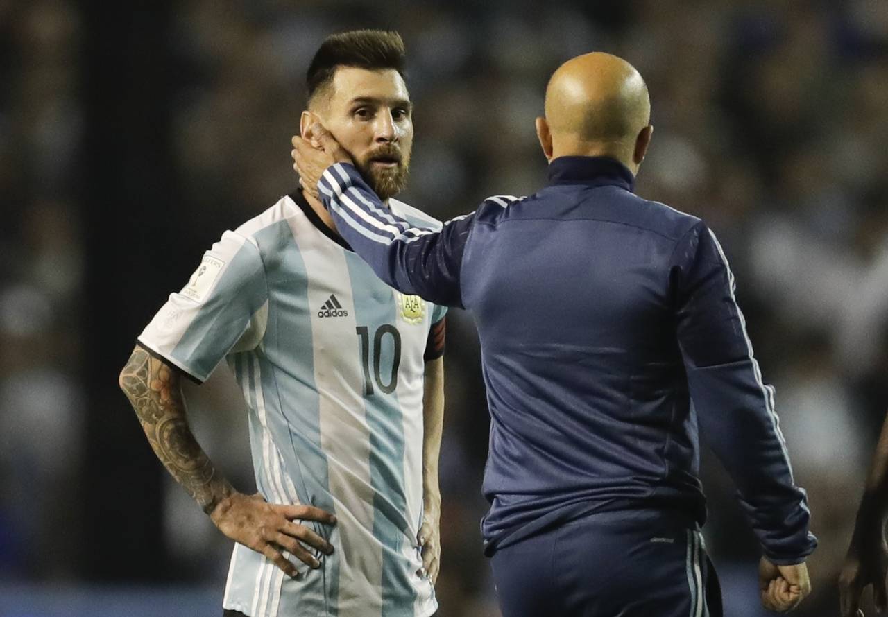 Jorge Sampaoli consuela a Lionel Messi luego de empatar a cero ante Perú, con lo que Argentina quedaba en serio riesgo de no ir al Mundial. 