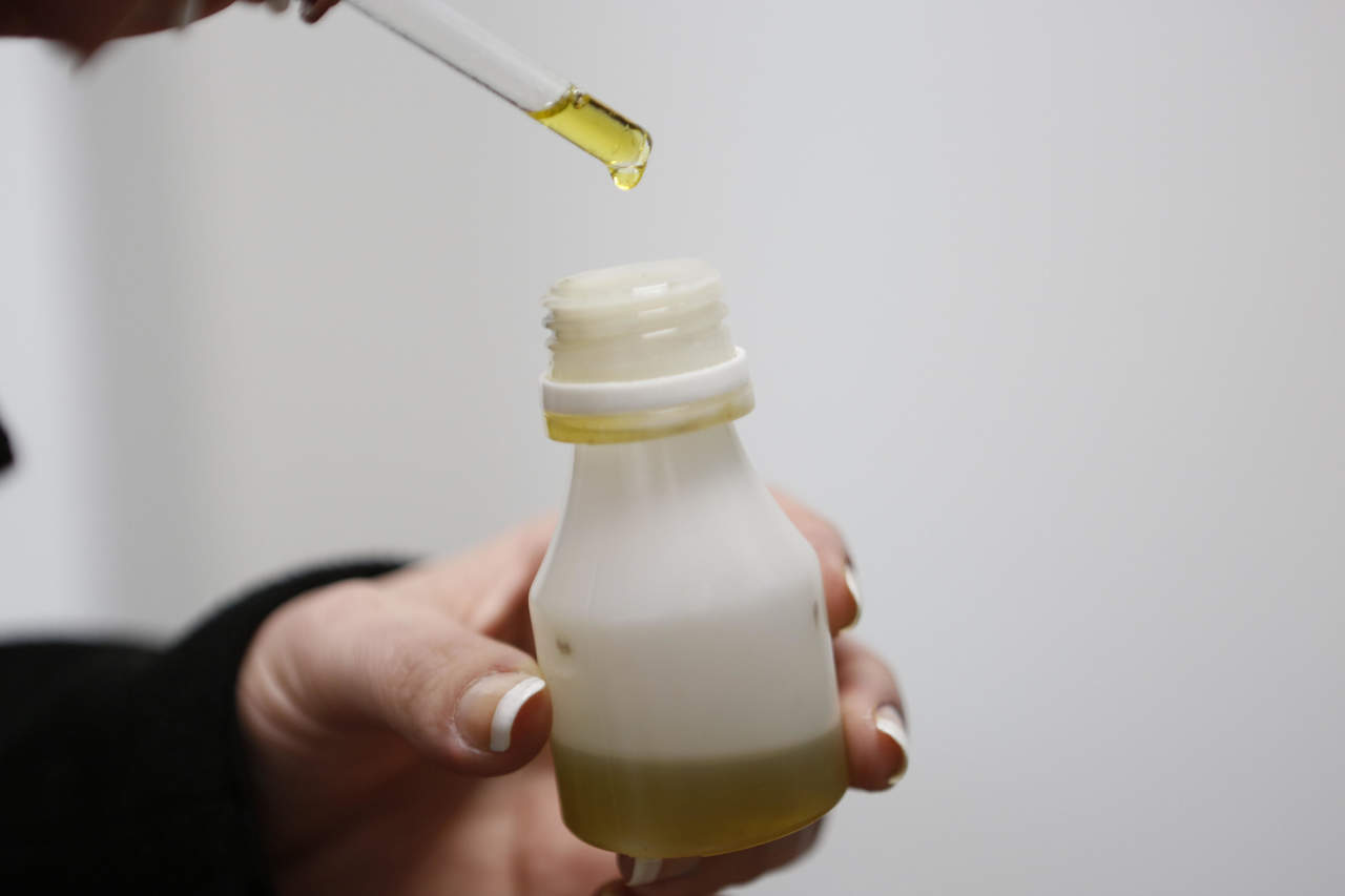 El aceite puede ayudar a la hora de impedir que las personas abandonen el agresivo tratamiento de la quimioterapia. (ARCHIVO)