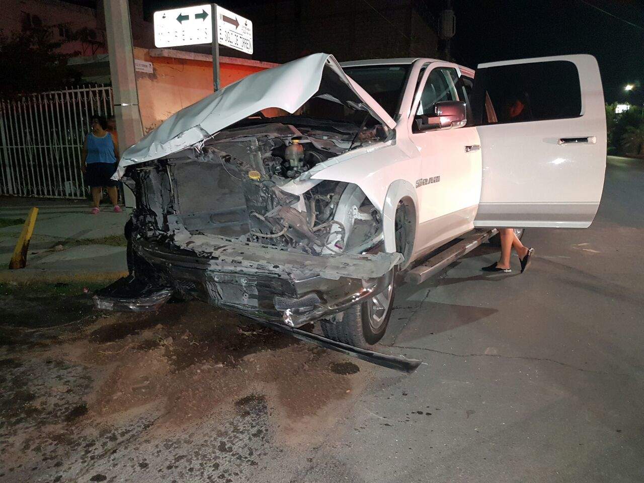 Por su parte, el chofer de la camioneta Dodge fue llevado a un hospital particular a ser revisado, en un par de horas fue dado de alta. (ESPECIAL)