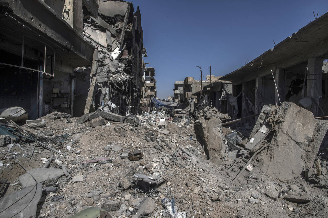 Opción. En su último bastión en la ciudad de Raqqa, unos 300 extremistas atrincherados discutieron entre ellos su rendición.