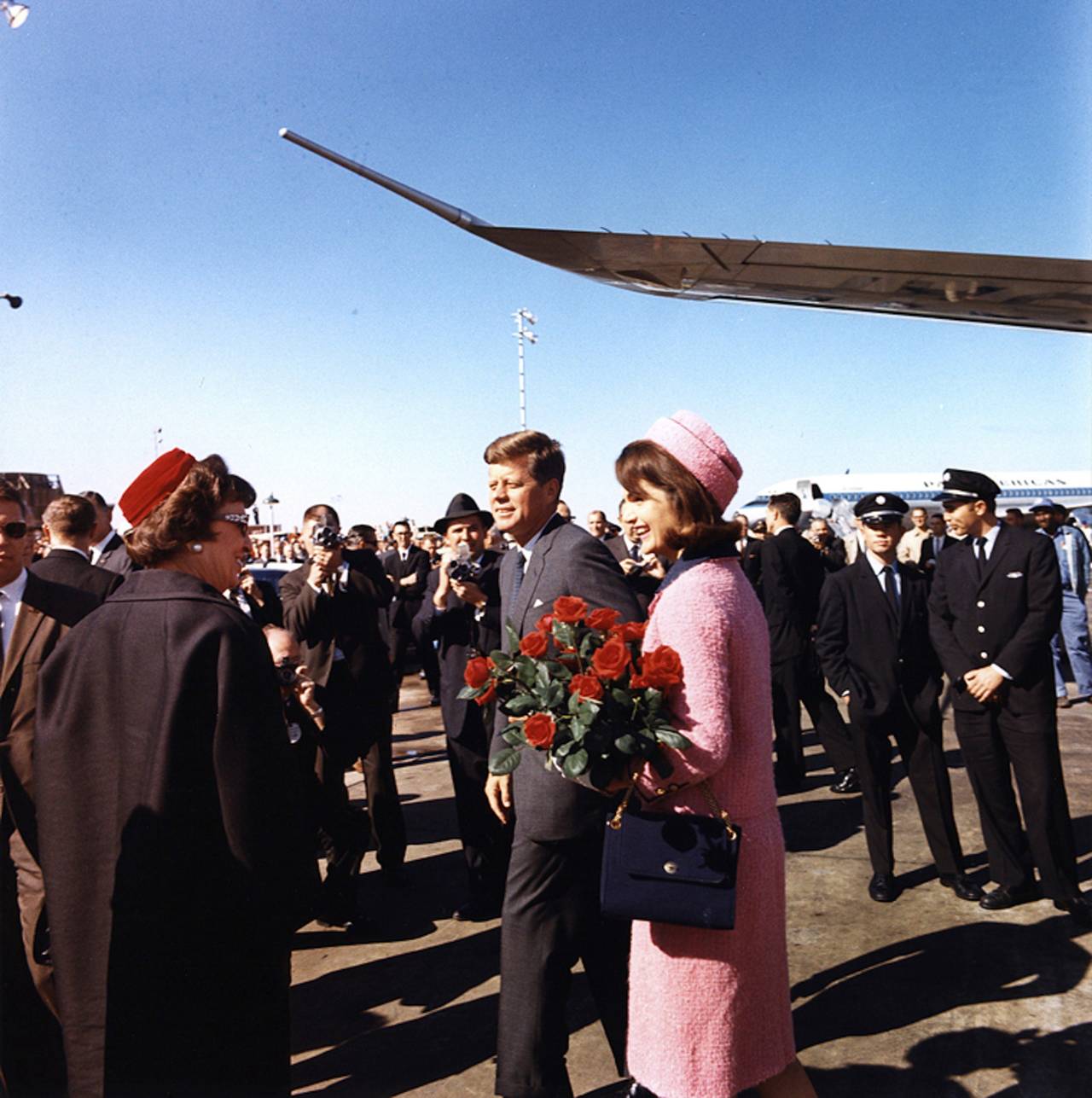 Imborrable. Esta fotografía muestra a John F. Kennedy (Cen.) junto a la primera dama Jacqueline Kennedy (Der) a su llegada a Dallas, Texas, el 22 de noviembre de 1963. Horas después sería asesinado y cambiaría la historia de los Estados Unidos. 