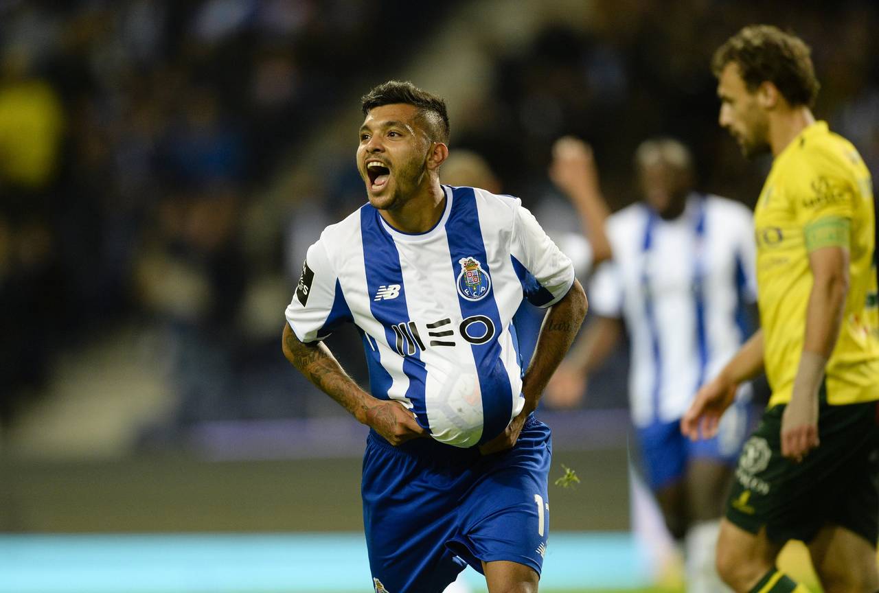 Jesús Corona celebra luego de marcar el quinto tanto del Porto en la goleada 6-1 sobre el Paços de Ferreira. (EFE)