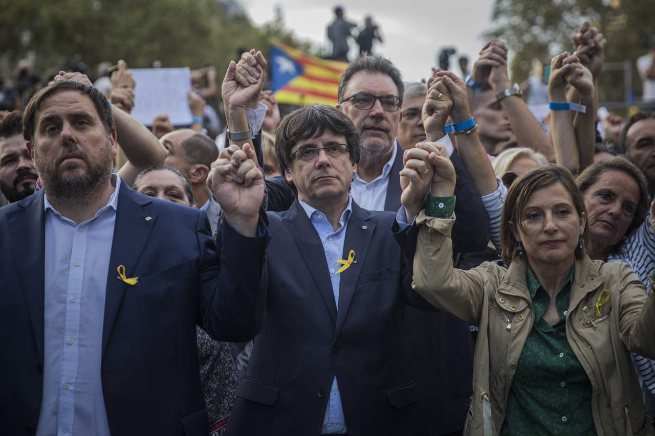Defensa. Carles Puigdemont (Cen.) anunció que dejara en manos del Parlamento autonómico la respuesta al “ataque” del gobierno.