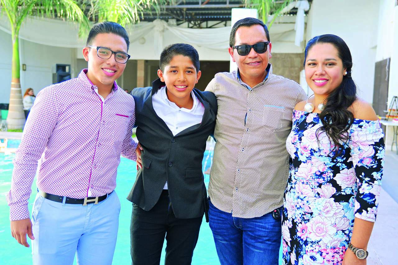 Enrique en compañía de sus papás Enrique Alvarado y Adriana Nava y su hermano Omar