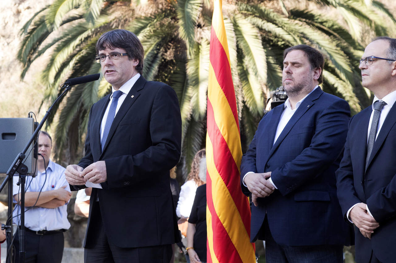 Carles Puigdemont anunció ayer que pedirá a la cámara legislativa catalana que celebre un pleno para decidir sobre el 'intento de liquidar' el autogobierno de Cataluña, que consideró 'el peor ataque a las instituciones' democráticas regionales desde los tiempos de la dictadura del general Franco (1939-1975). (ARCHIVO) 