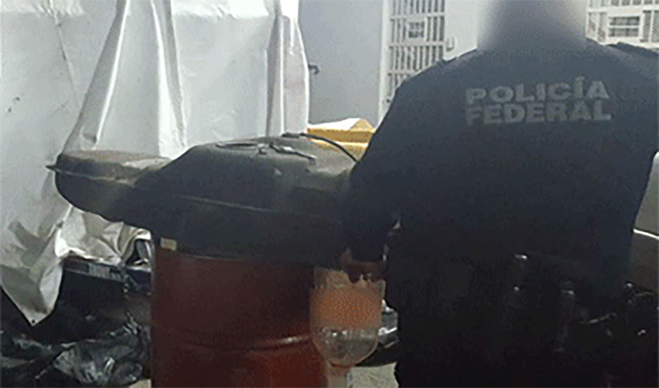 Policía Federal detiene a persona que transportaba cristal líquido oculto en un tanque de gasolina