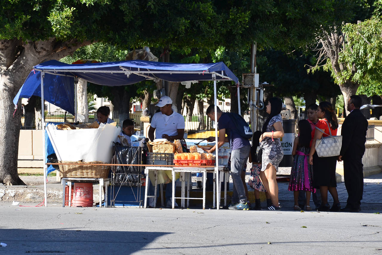 Controlados. Plazas y Mercados asegura que en la Alameda Zaragoza  y sus alrededores, sólo hay alrededor de 240 vendedores ambulantes con permiso. Pero aparte se cuentan los concesionados. (FERNANDO COMPEÁN)