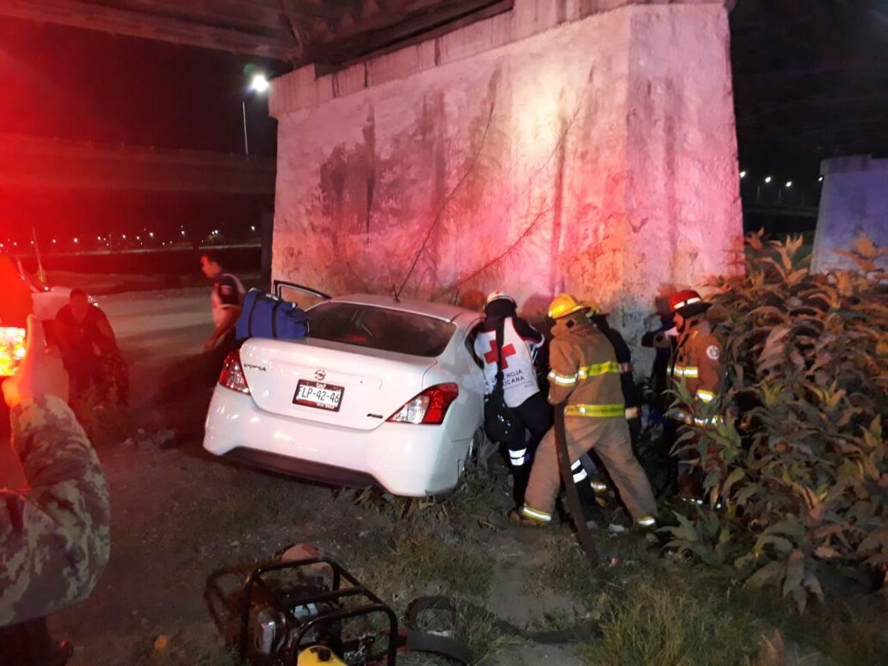 Se impacta Uber contra muro de Puente Plateado; 8 lesionados