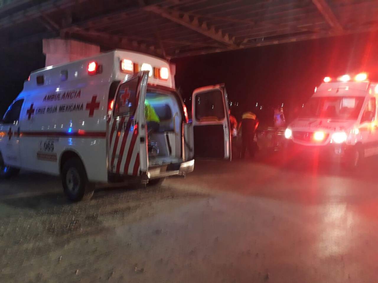 Acudieron paramédicos de la Cruz Roja a brindar auxilio a los pasajeros del Uber. (EL SIGLO DE TORREÓN) 