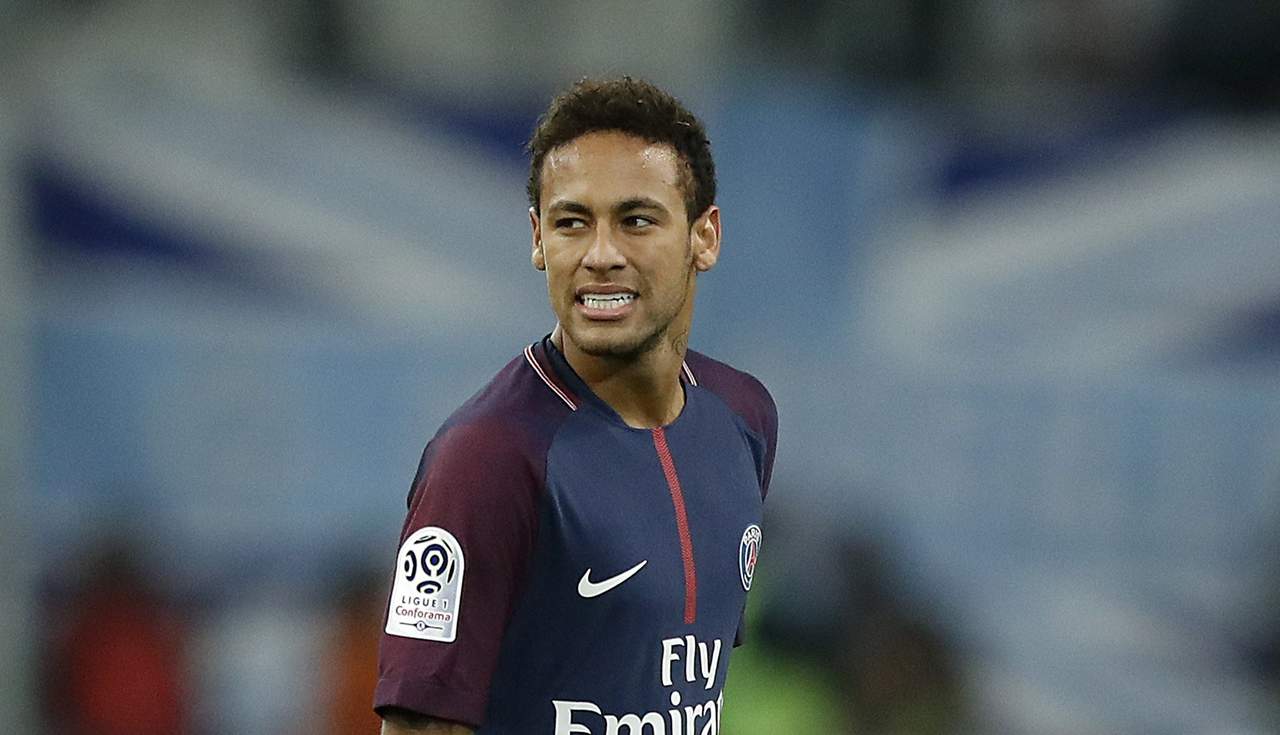 Neymar, autor de un gol y expulsado en el minuto 87 por doble amarilla, denunció que le lanzaron desde la grada 'de todo', desde barras de metal, hasta botellas de zumo.
