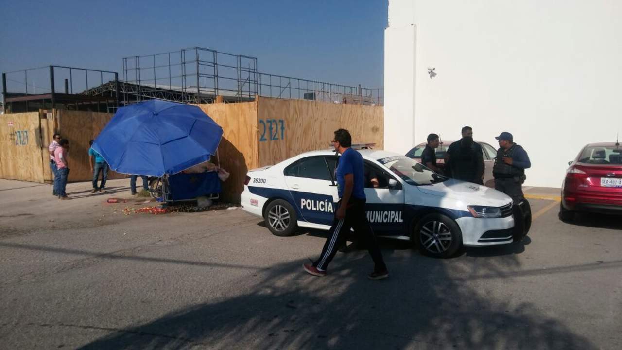 Un empleado de una agencia de vehículos fue abordado por los presuntos delincuentes a unos metros de la entrada principal, junto a un área en construcción. (EL SIGLO DE TORREÓN) 