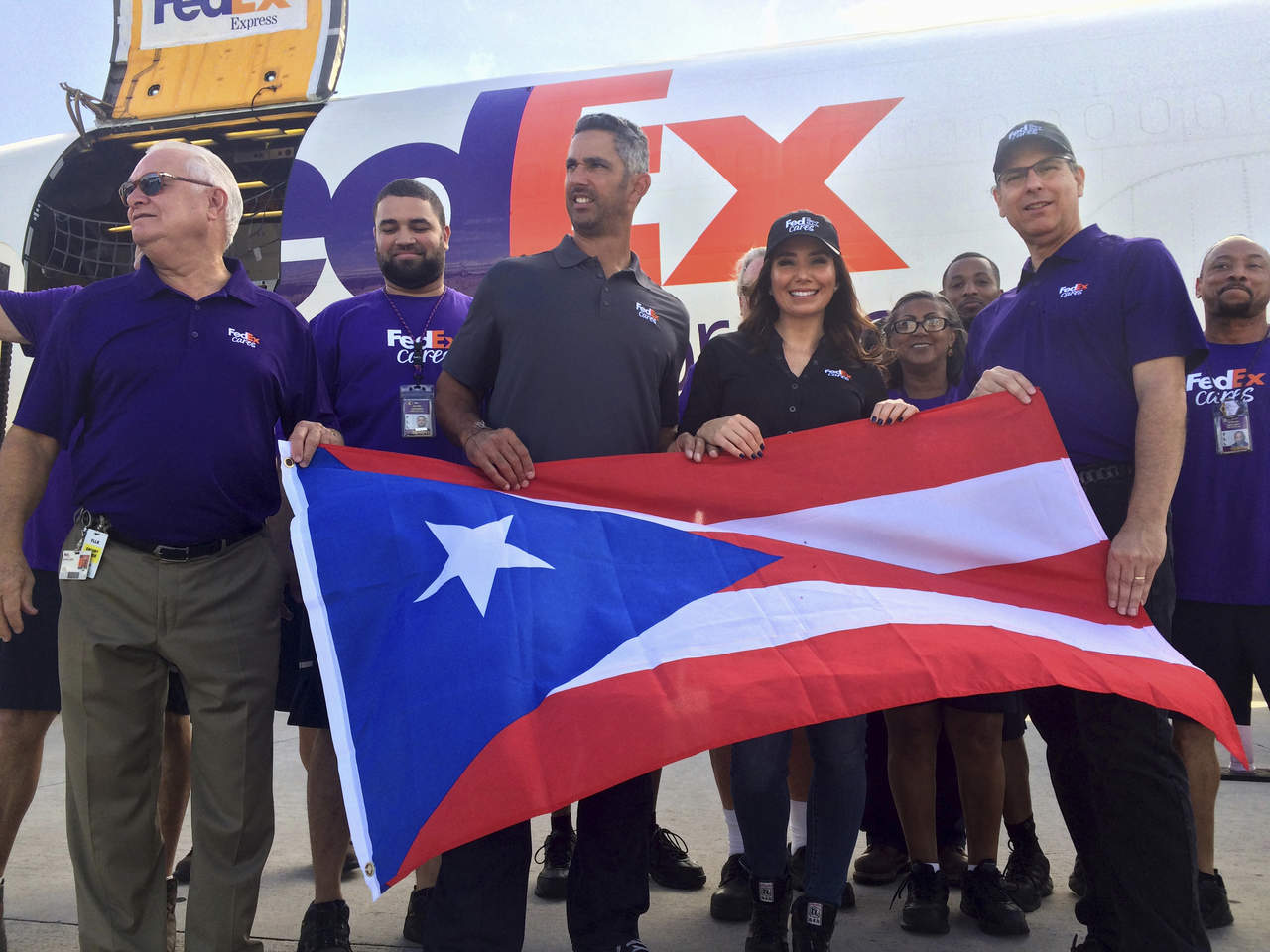 Jorge Posada y su esposa volaron a Puerto Rico con cerca de 70 toneladas de víveres. (AP)