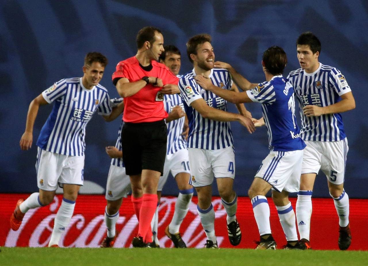 El centrocampista de la Real Sociedad Asier Illarramendi celebra su gol ante el Espanyol durante el partido de la novena jornada de Liga. (EFE)