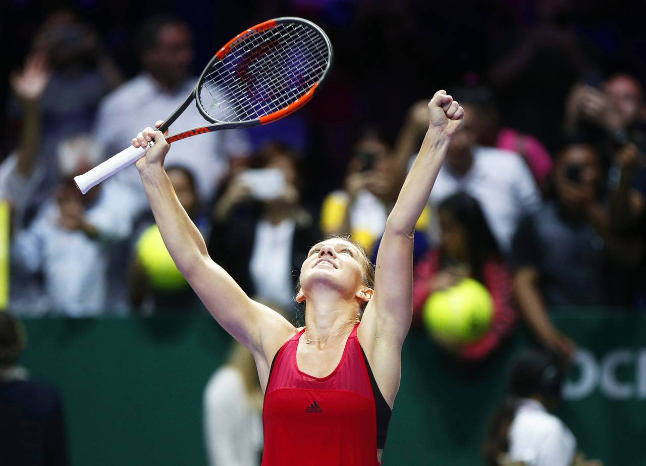 La tenista romana Simona Halep celebra su victoria ante la francesa Caroline Garcia durante su encuentro de las Finales de la WTA. (EFE)