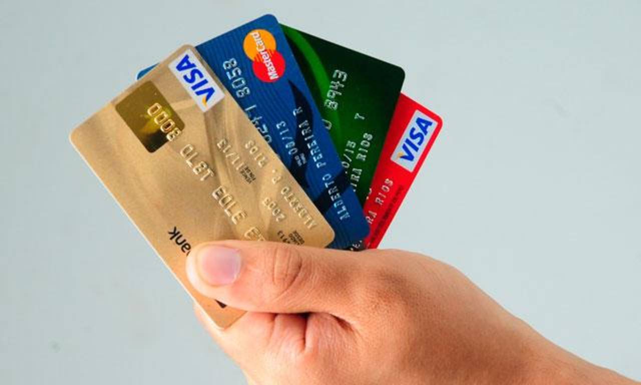Desconocen. Asegura especialistas que el endeudamiento se da por que las personas desonocen cómo usar una tarjeta de crédito. (ARCHIVO)