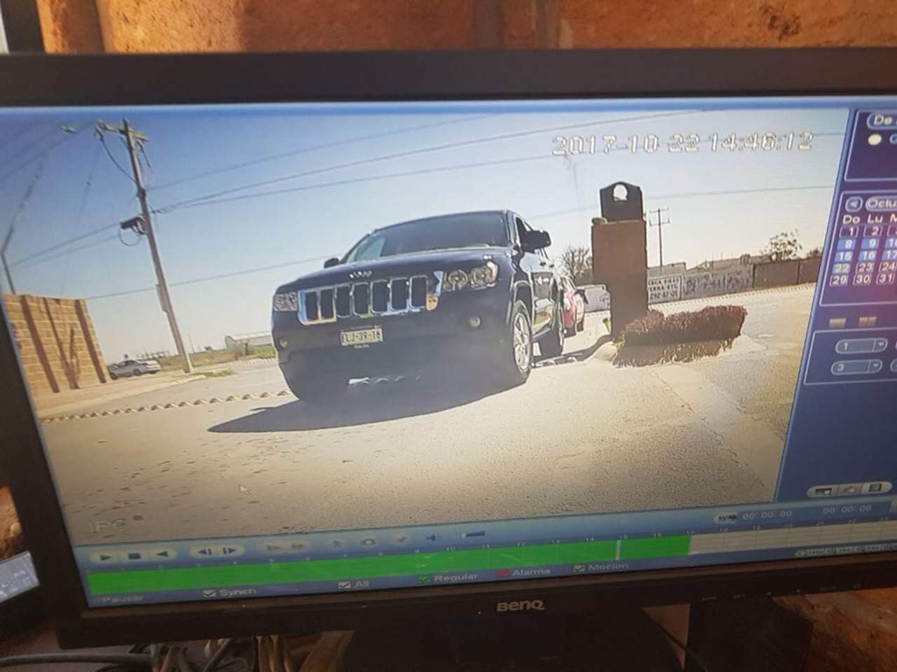 En redes sociales se difundieron imágenes de un robo en un fraccionamiento cerrado en Torreón. (REDES SOCIALES) 