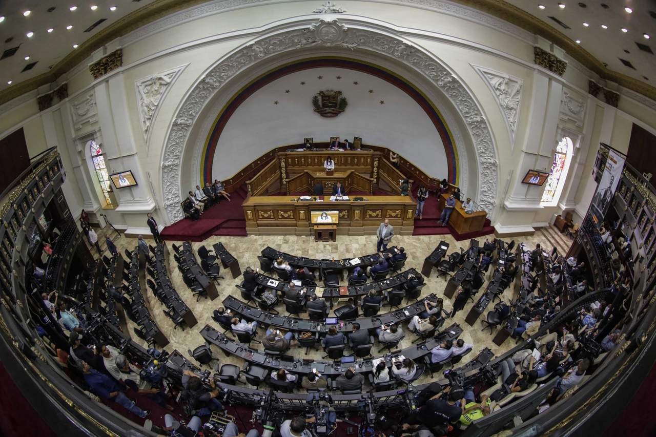 Al término de un debate en el que participaron solo legisladores opositores, el Parlamento acordó 'rechazar y desconocer cualquier tipo de subordinación por parte de autoridades electas ante la ilegítima Asamblea Nacional Constituyente y reiterar que la única vocera del pueblo venezolano es la Asamblea Nacional (AN, Parlamento)'. (ARCHIVO)